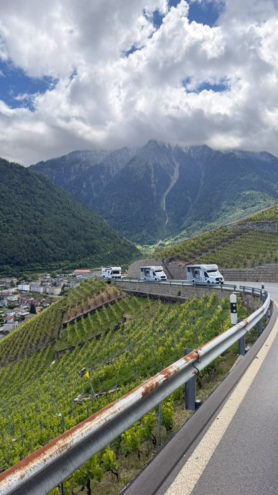 Grupo de motorhomes na estrada