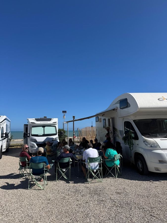 Jantar do grupo no camping